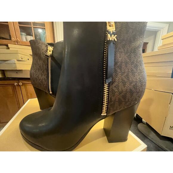 MICHAEL KORS BRITT SIGNATURE LOGO TRIM ANKLE BOOT NEW IN BOX SOLD OUT ON MK SZ 8 - Picture 1 of 6